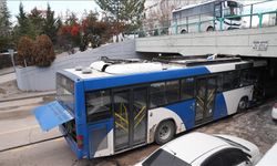 Ankara'da Otobüs Köprüye Sıkıştı!