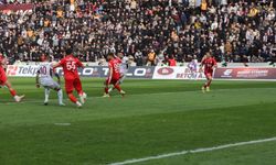 Elazığ’da Gergin Anlar: Vanspor’un Takım Otobüsüne Taşlı Saldırı