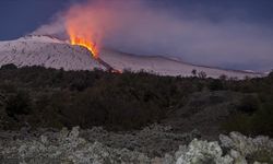 Etna Yanardağı Lav ve Kül Saçmaya Devam Ediyor