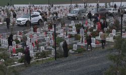 Hatay’da Depremin 2. Yıl Dönümünde Mezarlıklarda Yürek Burkan Anlar