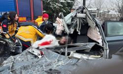 Sakarya'da Otomobil TIR'a Çarptı: 1 Ölü, 3 Yaralı