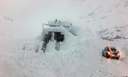 Şırnak'ta Yol Açan İş Makinesine Çığ Düştü