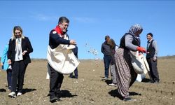 Bakan Yumaklı, 8 Mart’ta Kadınlarla Sarımsak Ekti