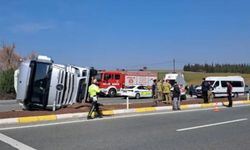 Balıkesir'de TIR Devrildi, Sürücü Yaralandı