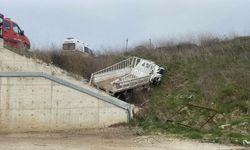 Çanakkale’de Kamyonet Şarampole Uçtu: Ehliyetsiz Sürücü Öldü