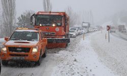 Denizli-Antalya Yolunda Kar Yağışı Trafiği Felç Etti