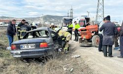 Kütahya’da Ehliyetsiz Otomobil Sürücüsü Traktöre Çarptı: 2 Yaralı