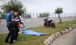 Antalya’da Refüje ve Ağaca Çarpan Motosikletin Sürücüsü Öldü