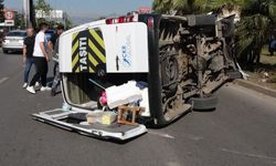 Antalya’da Servis Aracı Ağaca Çarpıp Devrildi: Sürücü Yaralandı