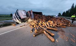Bursa’da Devrilen Kamyon Kazaya Neden Oldu