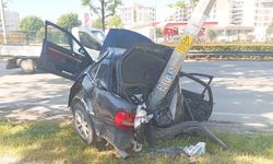 Bursa'da Otomobil Direğe Girdi: 1'i Ağır 2 Yaralı