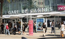 Cannes Törenine Saatler Kala Fransa Karanlığa Gömüldü