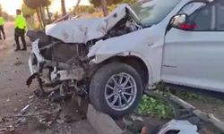 Diyarbakır’da Trafik Kazası! Otomobil Direğe ve Ağaca Çarptı: 2 Yaralı