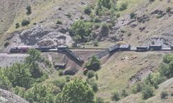 Elazığ’da Tren Kazası: Yük Treninin 5 Vagonu Raydan Çıkıp Devrildi