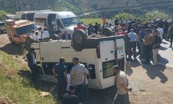 Hakkari'de Kontrolden Çıkan Öğrenci Servisi Takla Attı: 14 Yaralı