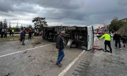 Isparta'da Yolcu Midibüsü Karşı Yöne Geçip Devrildi: 15 Yaralı