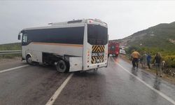 İzmir Menderes’te Otobüs ve Otomobil Çarpıştı: 13 Yaralı