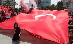 İzmir’de 19 Mayıs Coşkusu Cumhuriyet Meydanı’nda