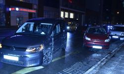 İzmir’de Araç Park Halindeki 3 Otomobile Çarptı: 2 Yaralı