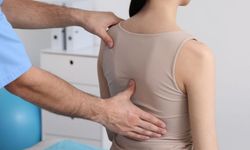 Kifoz Nedir? Türleri, Belirtileri ve Tedavisi