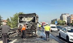 Kocaeli D-100 Ankara Yönünde Trafik Tır Yangınıyla Aksadı