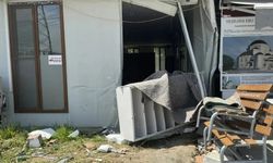 Kocaeli İzmit’te Otomobil Cami Duvarını Yıkıp İçeri Girdi