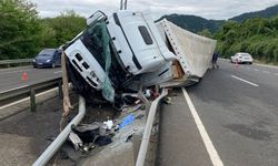 Ordu’da Tünel Çıkışında Tır Devrildi: Şoförün Kolu Koptu