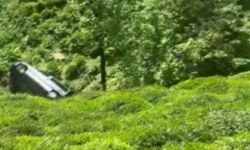 Rize’de Kontrolden Çıkan Araç Çay Bahçesine Uçtu: 2 Yaralı
