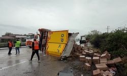Sakarya’da Tır Devrildi: Ankara Yolu Kilitlendi