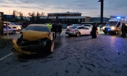 Sakarya'da Trafik Kazası: Taksi ile Otomobil Çarpıştı: 6 Yaralı