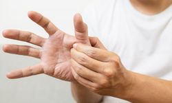 Tetik Parmak Nedir? Belirtileri ve Tedavi Yöntemleri