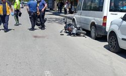 Tokat’ta Motosiklet Yayaya ve Araçlara Çarptı: 1 Ağır Yaralı