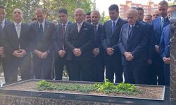 Devlet Bahçeli, Türkeş’in Mezarını Ziyaret Etti
