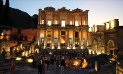 Efes Antik Kenti Gece Ziyaretlerine Açıldı