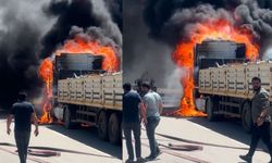 Hakkari’de Seyir Halindeki TIR Alev Aldı
