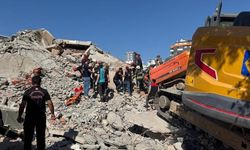 Kahramanmaraş’ta Bina İş Makinesinin Üzerine Devrildi, Operatör Can Verdi