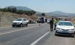 Kilis'te Trafik Kazası! İki Otomobil Kafa Kafaya Girdi: 8 Yaralı