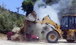 Zonguldak’ta Park Halindeki Araç Yangını İş Makinesiyle Söndürüldü