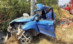 Sakarya’da 14 Yaşındaki Çocuk Sürücü Direğe Girdi: 2 Kardeş Öldü