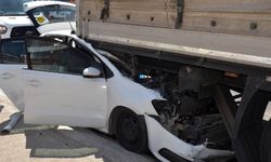 Antalya’da Otomobil Tırın Altına Girdi: Baba, Anne ve 2 Çocuk Yaralı