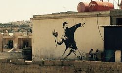 Banksy Kimdir? Sokakları Tuvale Çeviren Gizemli Sanatçı