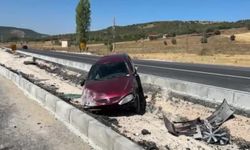 Çorum’da Otomobil Orta Refüje Çarptı: Sürücü Yaralı