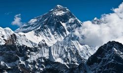 Everest Dağı'nın Karanlık Yüzü: Cesetler Neden Aşağı İndirilemiyor?