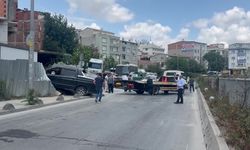 İstanbul Bağcılar’da Pikap Konteynere Daldı: 1 İşçi Yaralandı