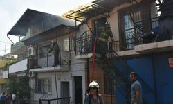 İzmir’de Hurda Deposu Alev Aldı: 4 Binaya Sıçradı