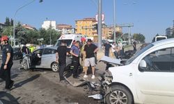 Kırıkkale'de Polis Aracı ile Otomobil Çarpıştı: 2'si Polis 3 Yaralı