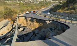 Kuşadası Yolunda Meydana Gelen Çökme Ulaşımı Durdurdu
