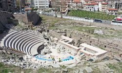 Modern binaların arasında unutulmuş bir Roma Tiyatrosu var! Başkent'in orta yerindeki o antik sırrı kimse bilmiyor