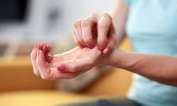 Vücutta Uyuşma ve Karıncalanma Hangi Hastalıkların Belirtisidir?
