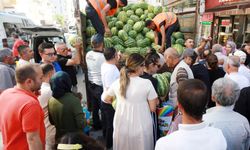 Yenimahalle’de Karpuz ve Patates Ücretsiz Dağıtıldı